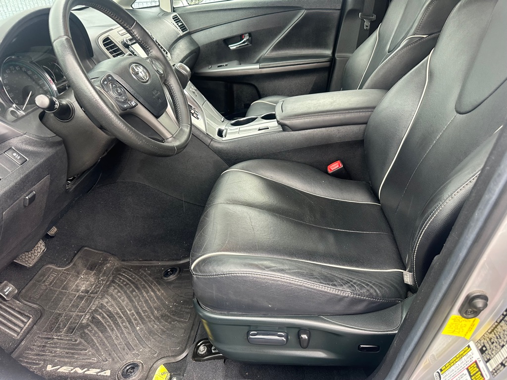 Photo 12 of this TOYOTA VENZA