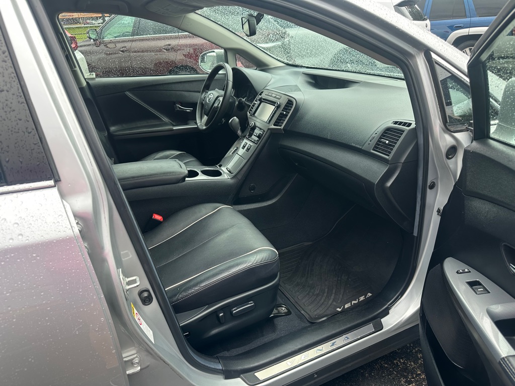 Photo 26 of this TOYOTA VENZA