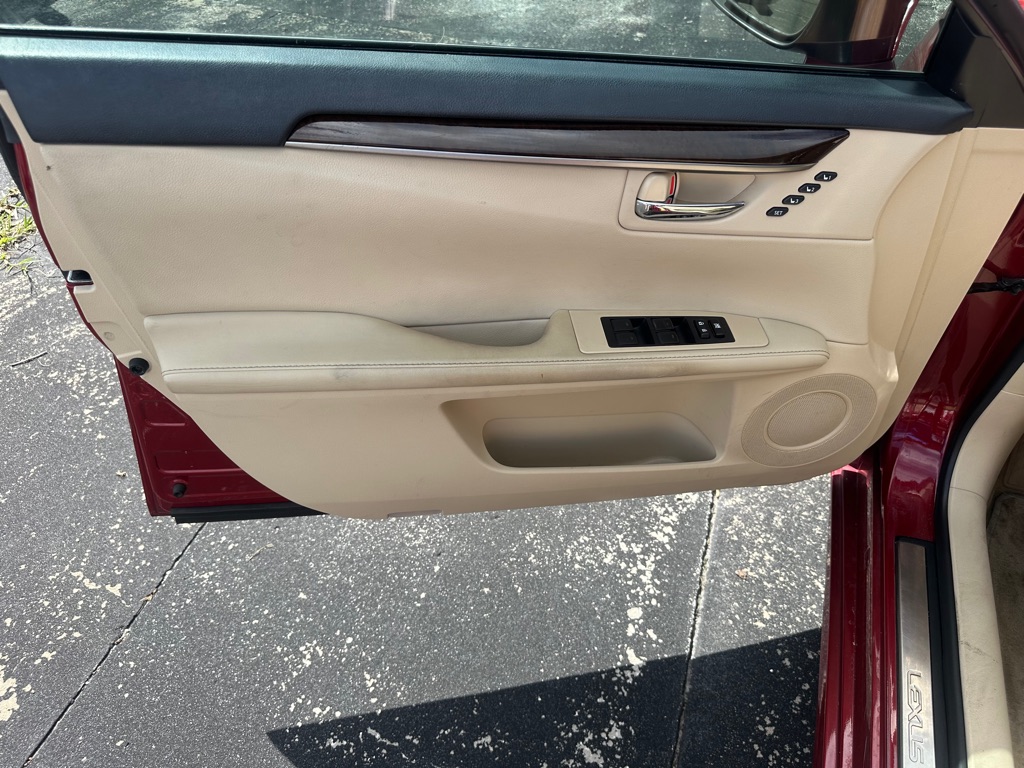 Photo 16 of this LEXUS ES