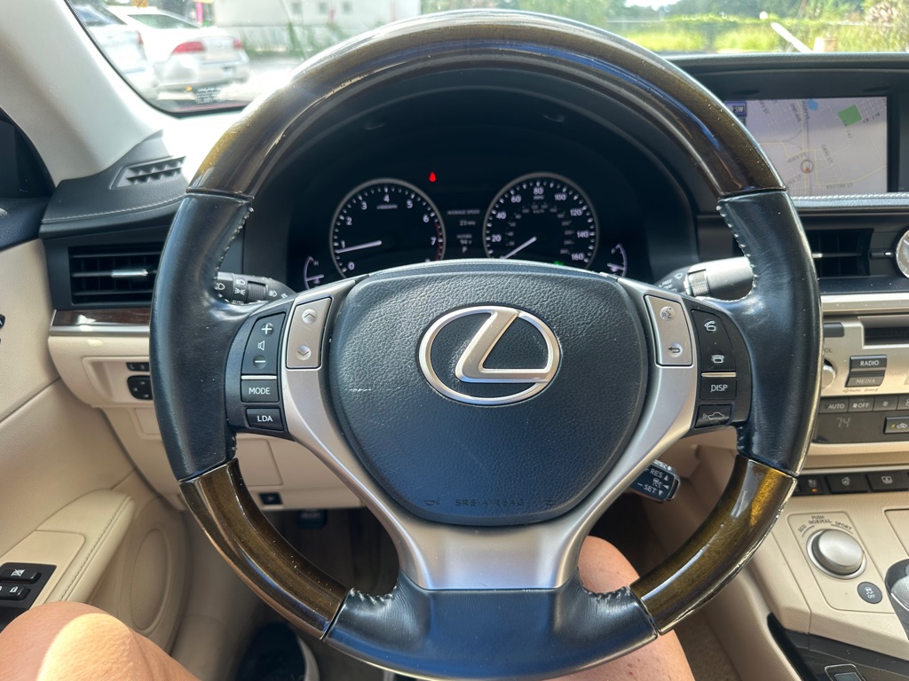 Photo 22 of this LEXUS ES