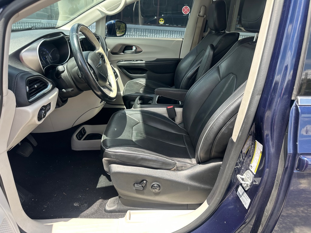 Photo 15 of this CHRYSLER PACIFICA