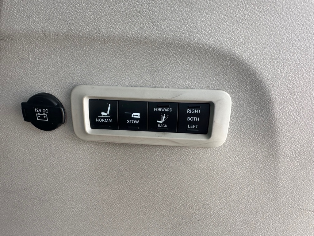 Photo 10 of this CHRYSLER PACIFICA