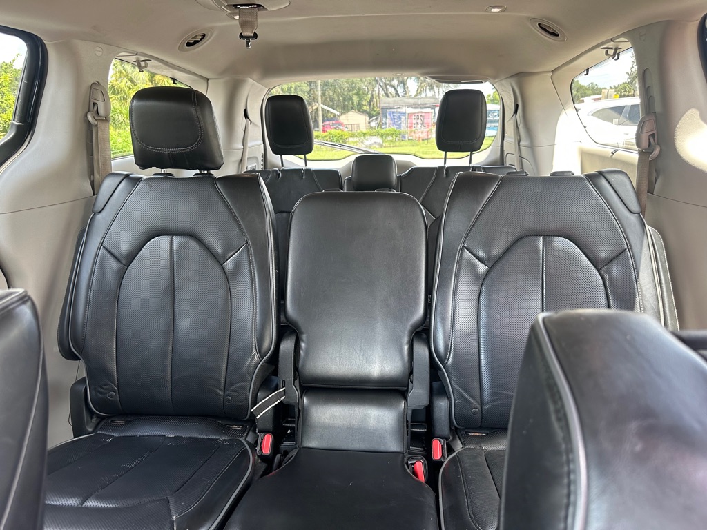 Photo 16 of this CHRYSLER PACIFICA