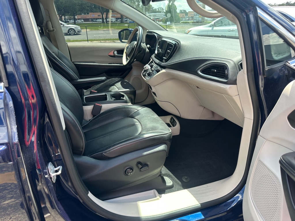 Photo 11 of this CHRYSLER PACIFICA