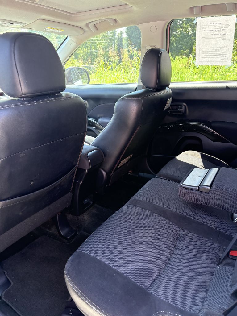 Photo 6 of this MITSUBISHI OUTLANDER
