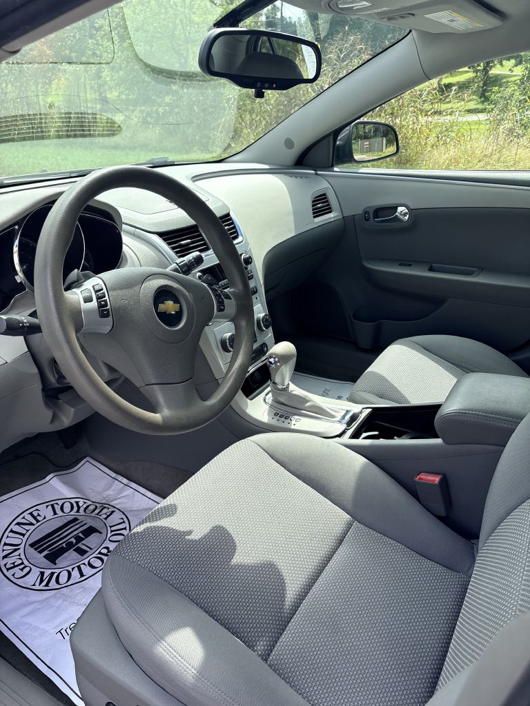 Photo 5 of this CHEVROLET MALIBU