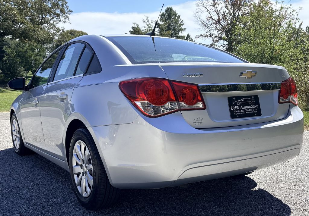 Photo 4 of this CHEVROLET CRUZE
