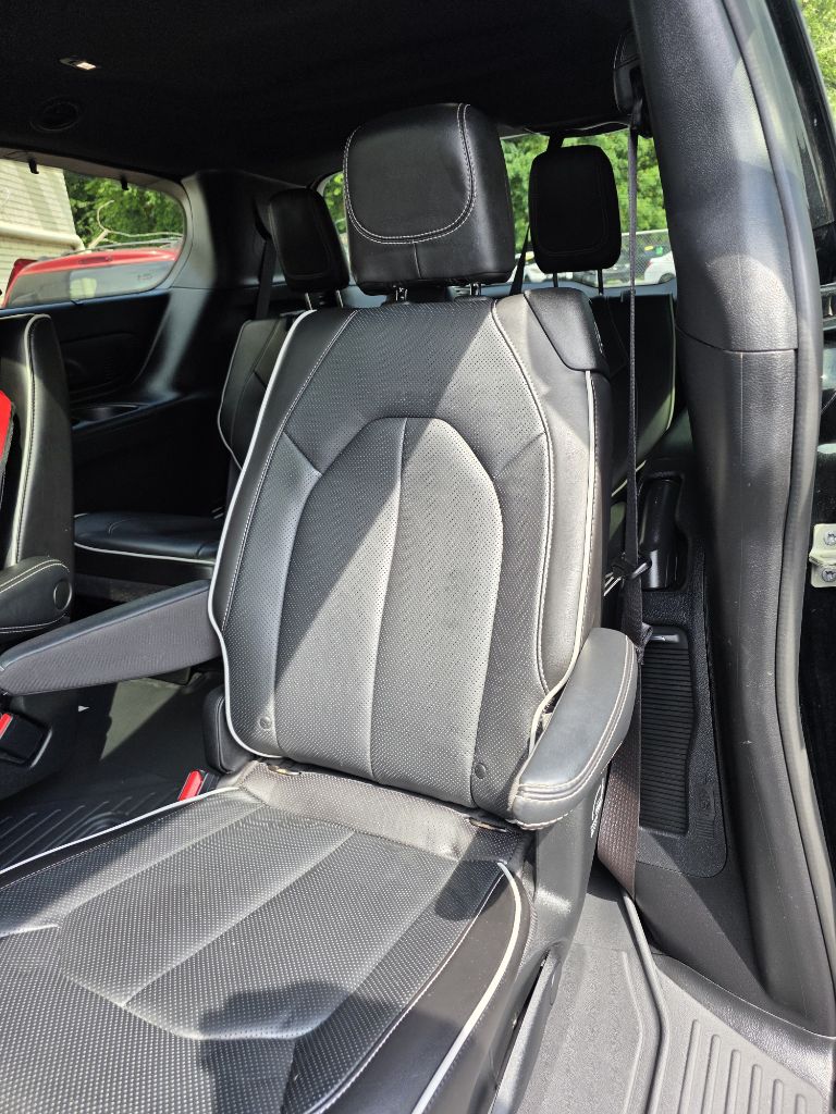 Photo 12 of this CHRYSLER PACIFICA
