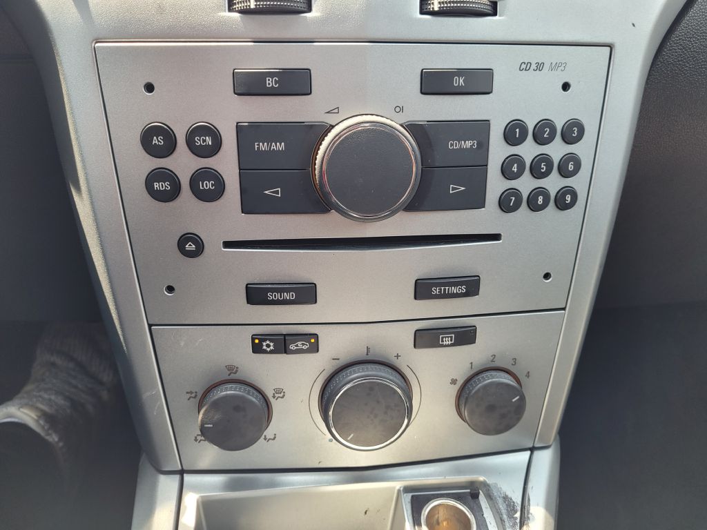 Photo 9 of this SATURN ASTRA