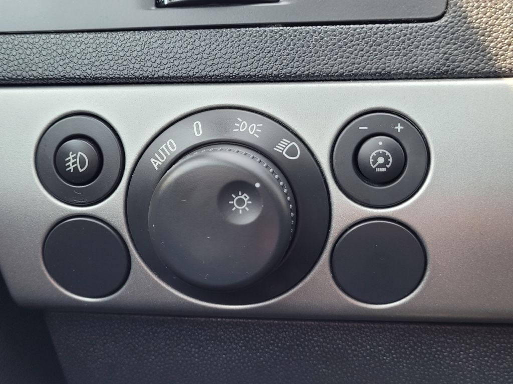Photo 11 of this SATURN ASTRA
