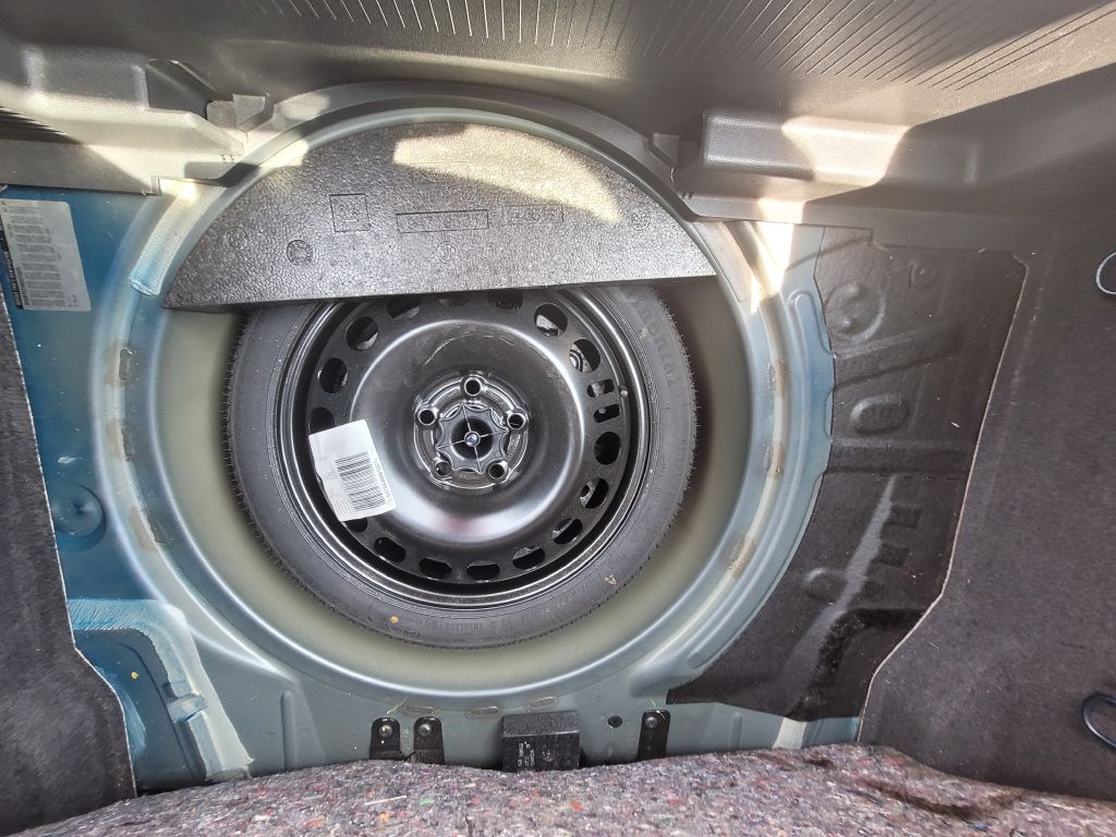 Photo 38 of this SATURN ASTRA
