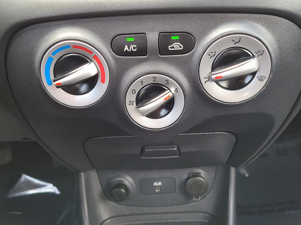 Photo 13 of this HYUNDAI ACCENT