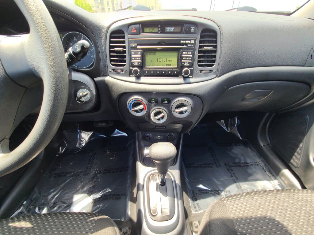 Photo 33 of this HYUNDAI ACCENT