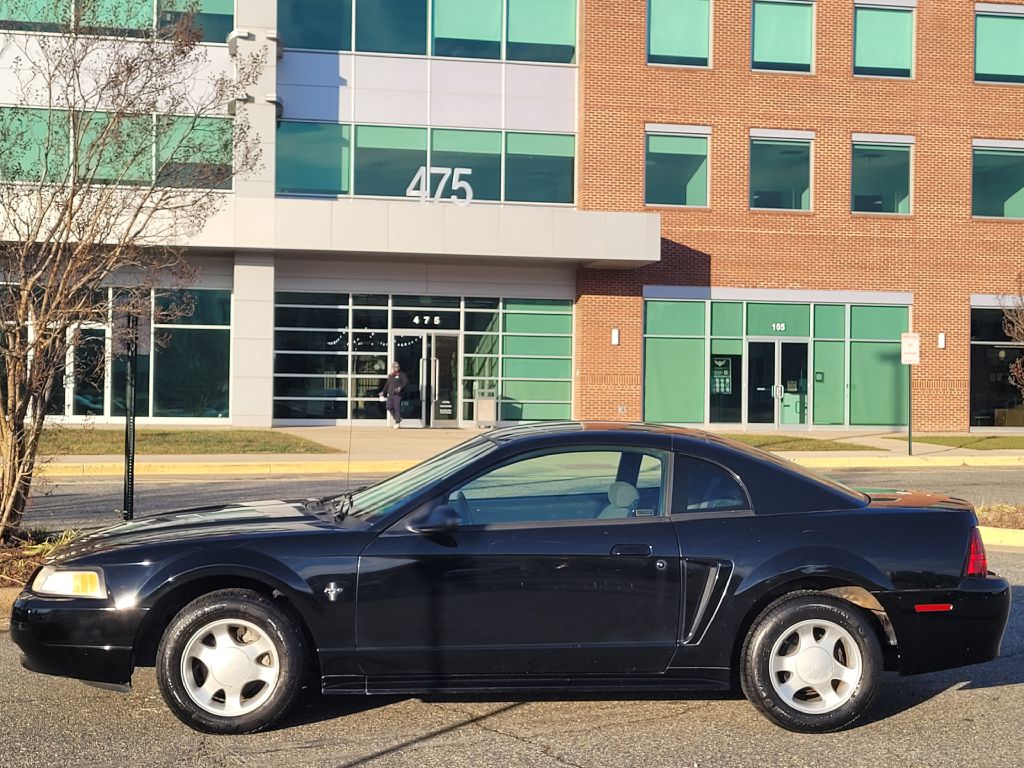 Photo 2 of this FORD MUSTANG