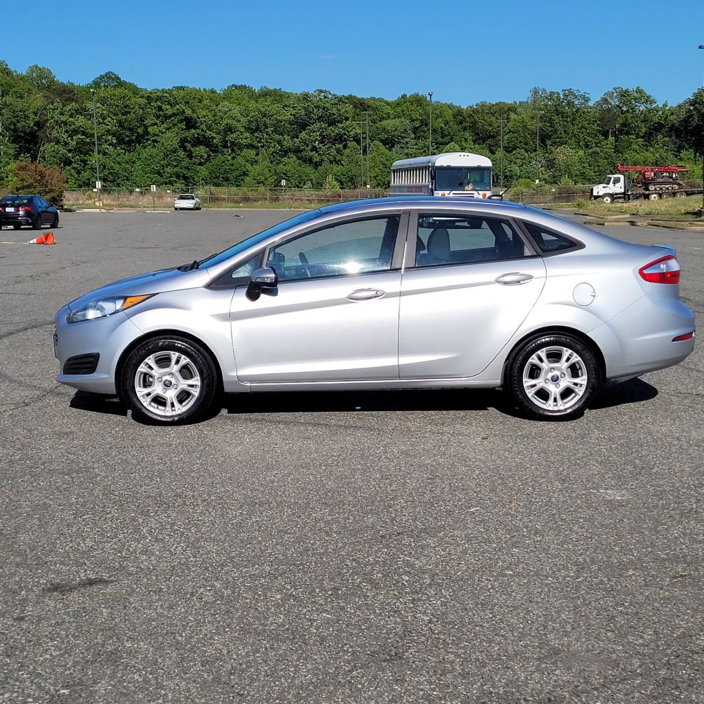 Photo 2 of this FORD FIESTA