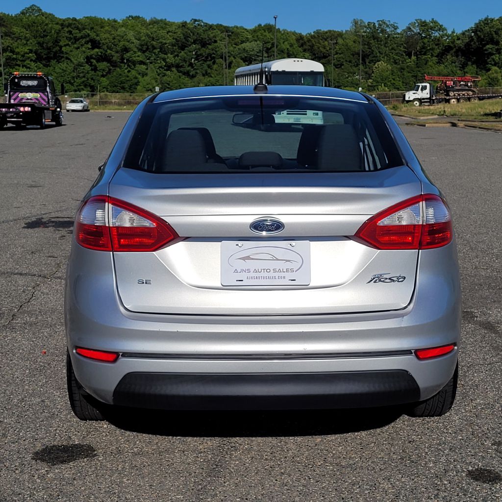 Photo 3 of this FORD FIESTA