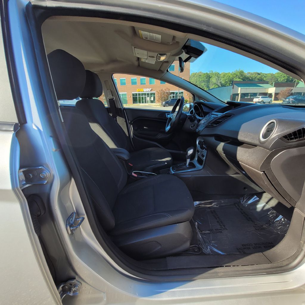 Photo 8 of this FORD FIESTA