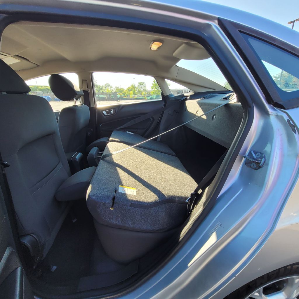 Photo 33 of this FORD FIESTA