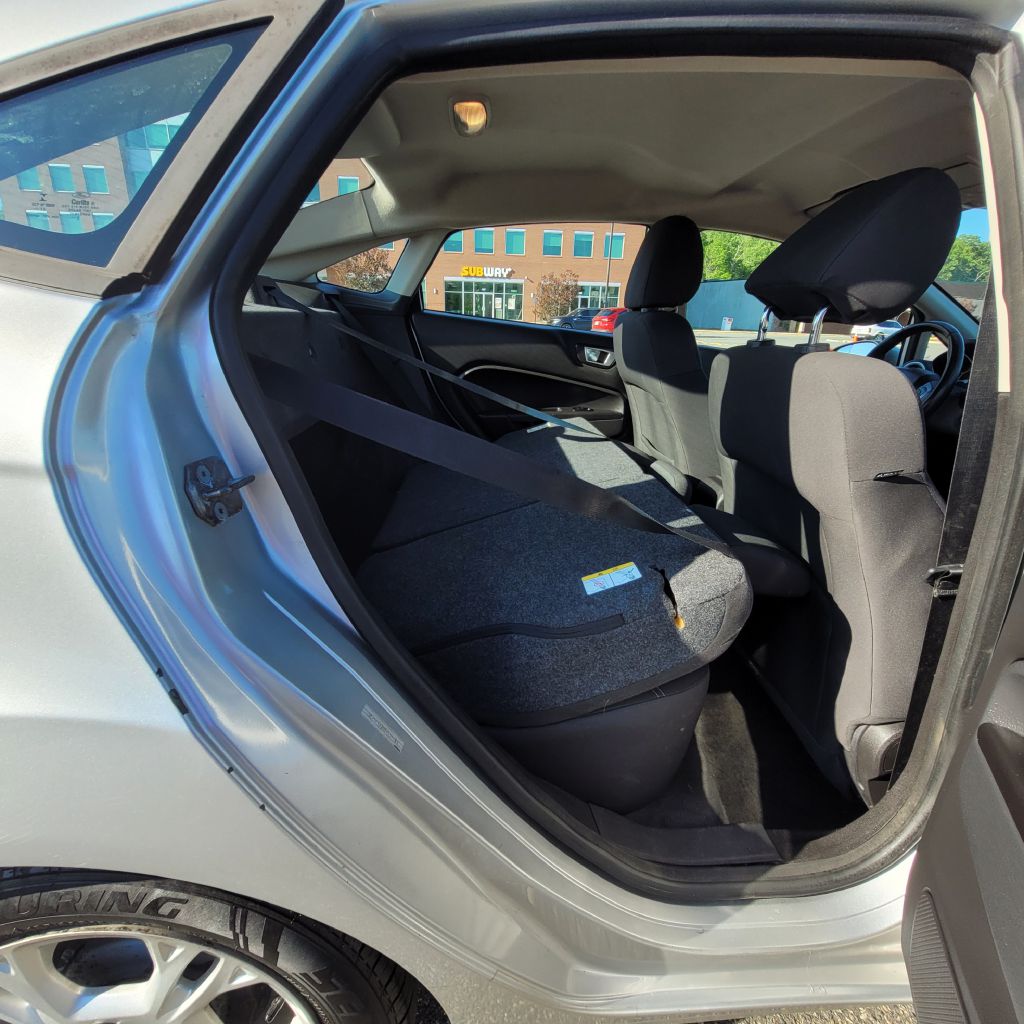 Photo 34 of this FORD FIESTA