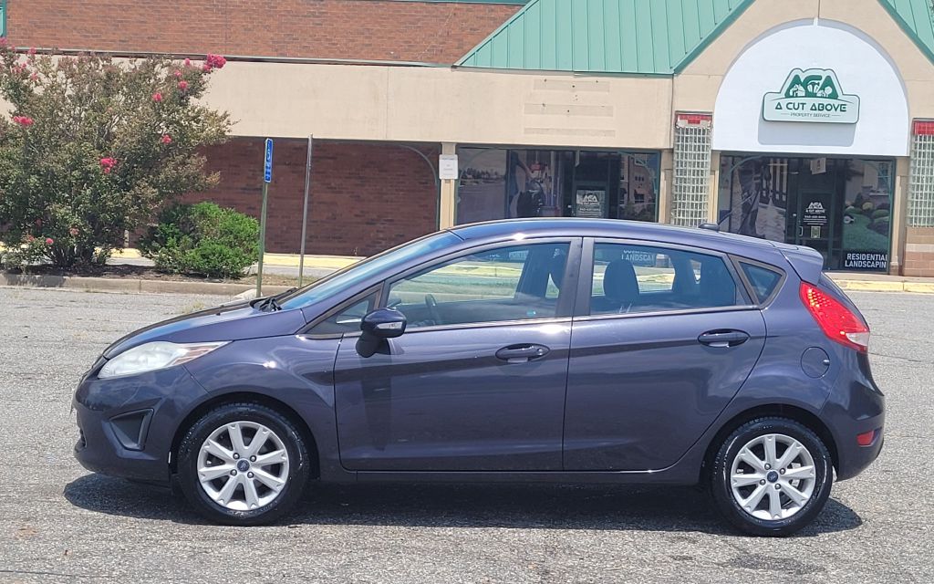 Photo 2 of this FORD FIESTA
