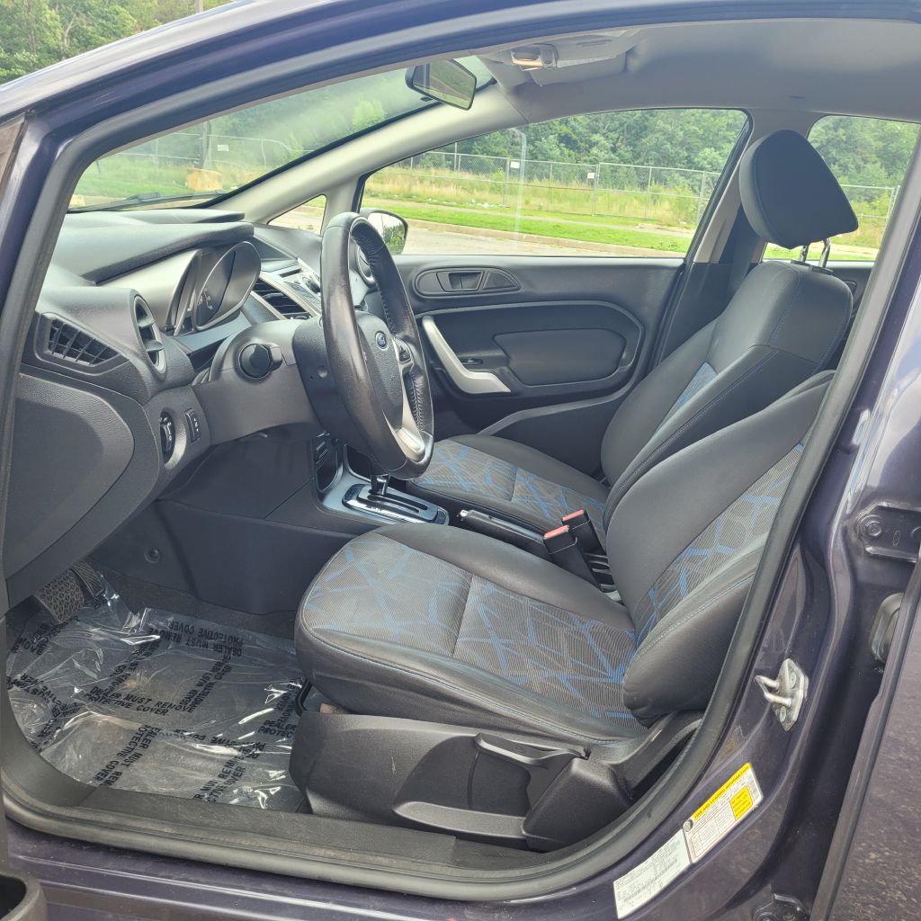 Photo 8 of this FORD FIESTA