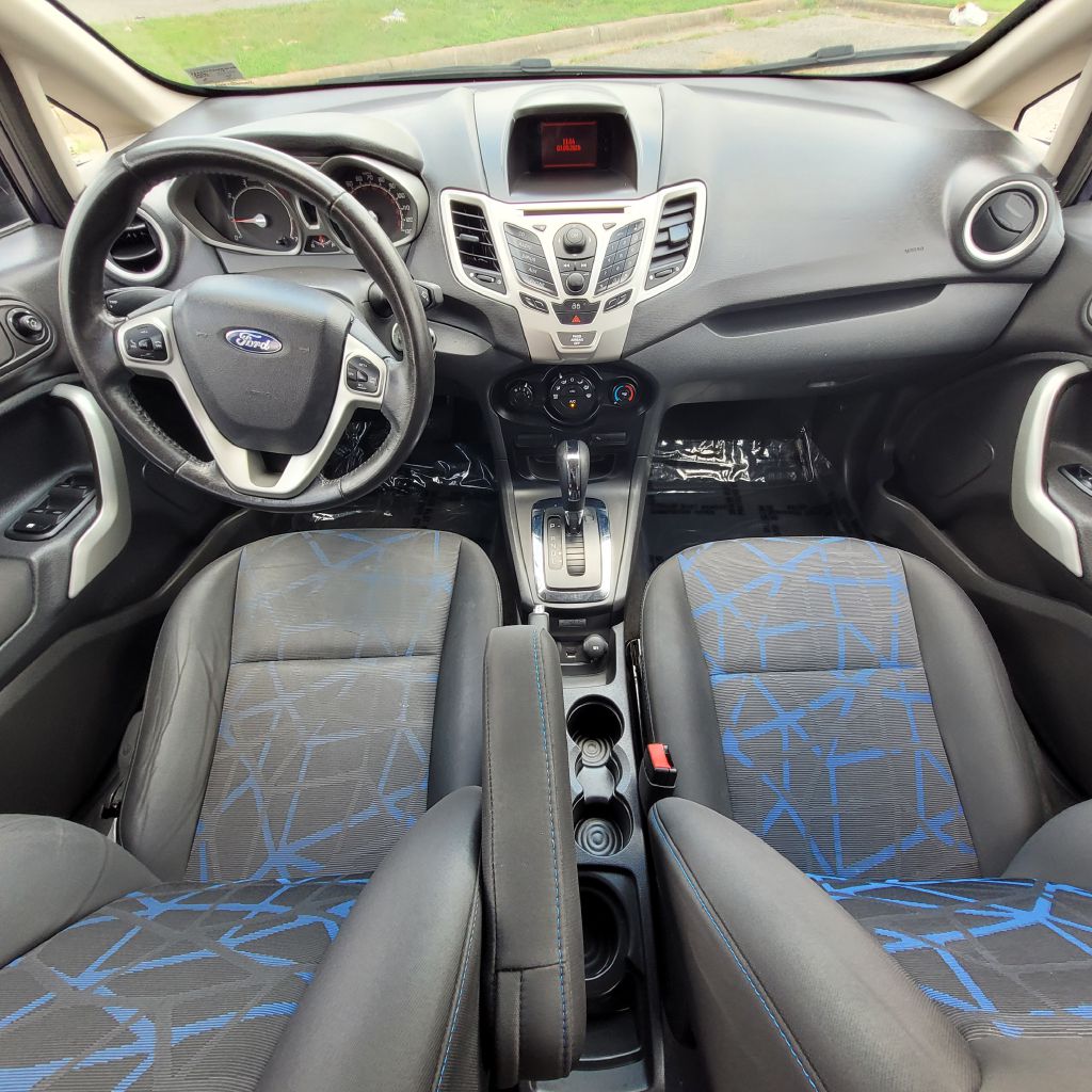 Photo 15 of this FORD FIESTA