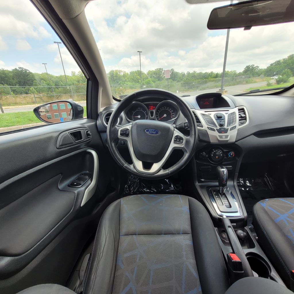 Photo 17 of this FORD FIESTA