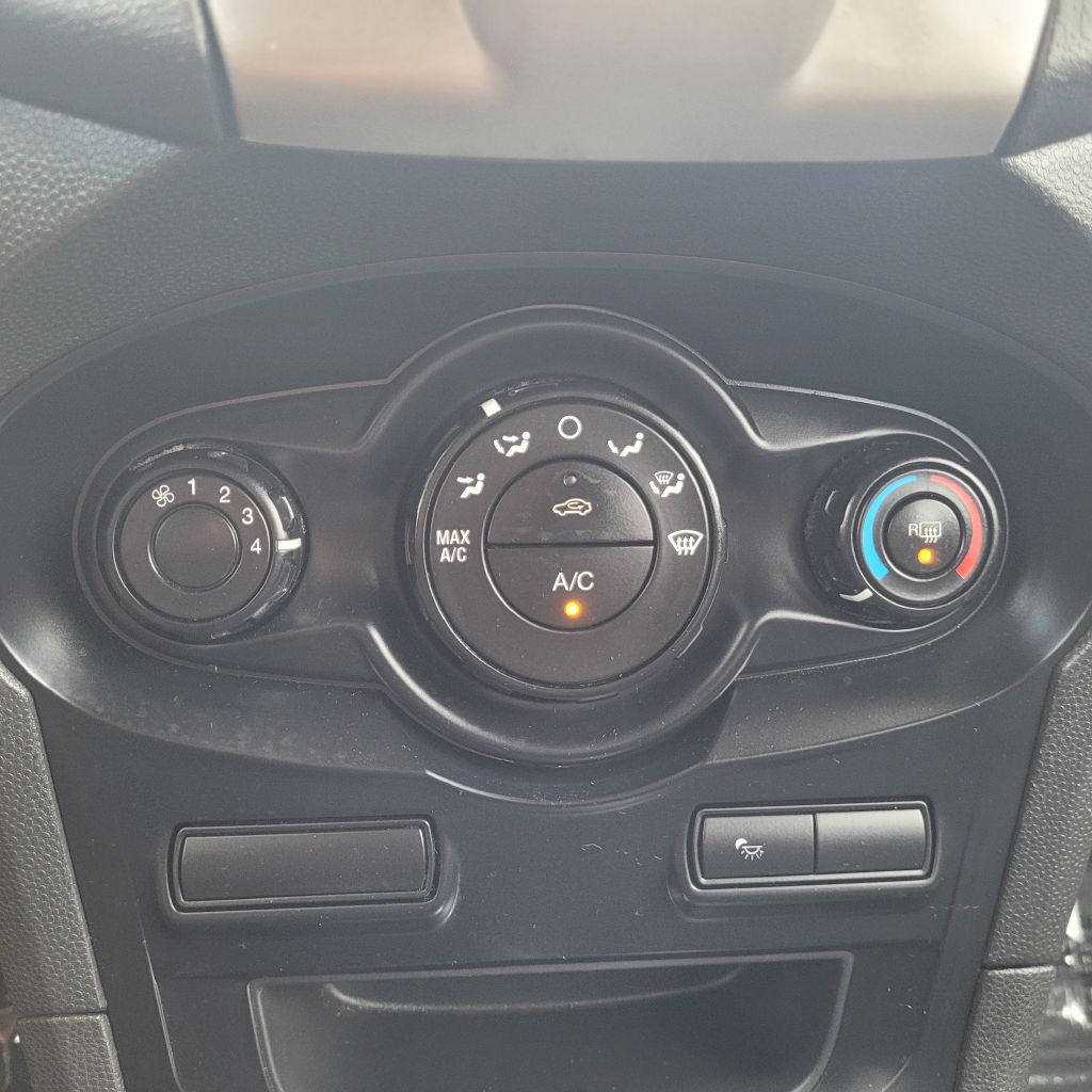 Photo 18 of this FORD FIESTA