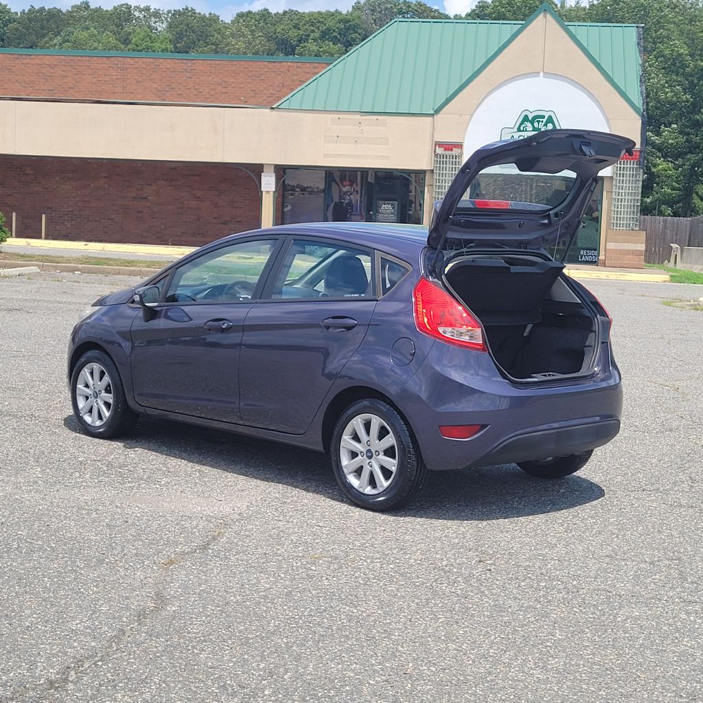 Photo 27 of this FORD FIESTA