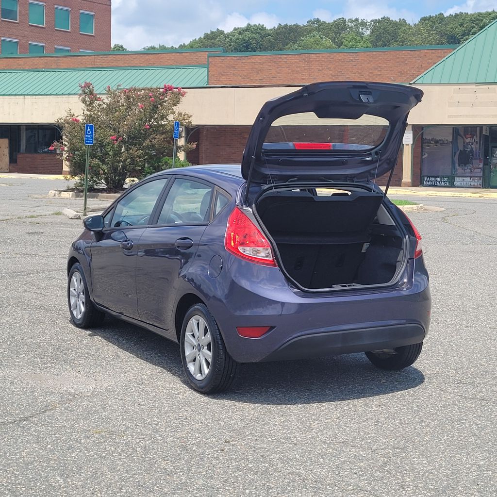 Photo 28 of this FORD FIESTA