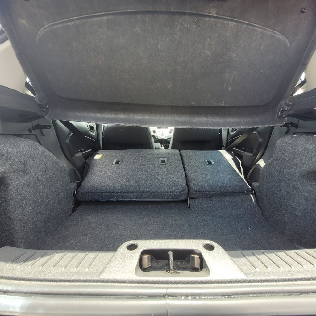 Photo 33 of this FORD FIESTA