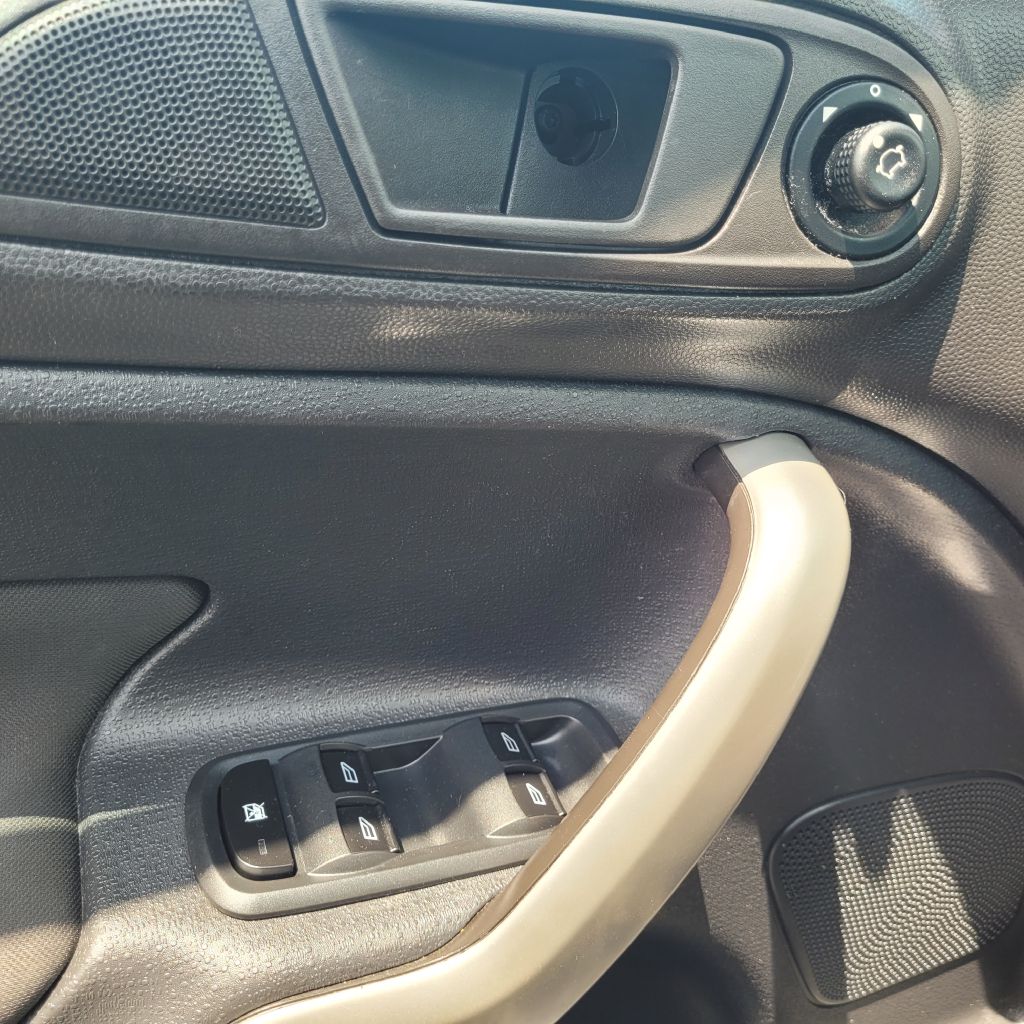 Photo 36 of this FORD FIESTA