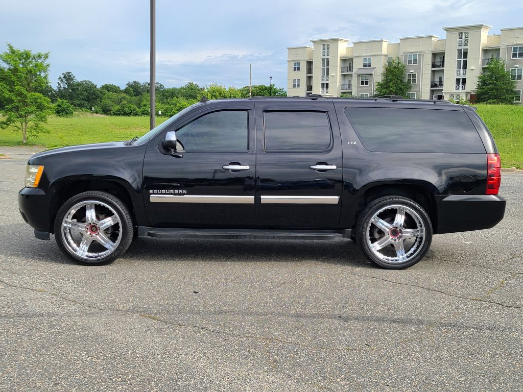 Photo 2 of this CHEVROLET SUBURBAN