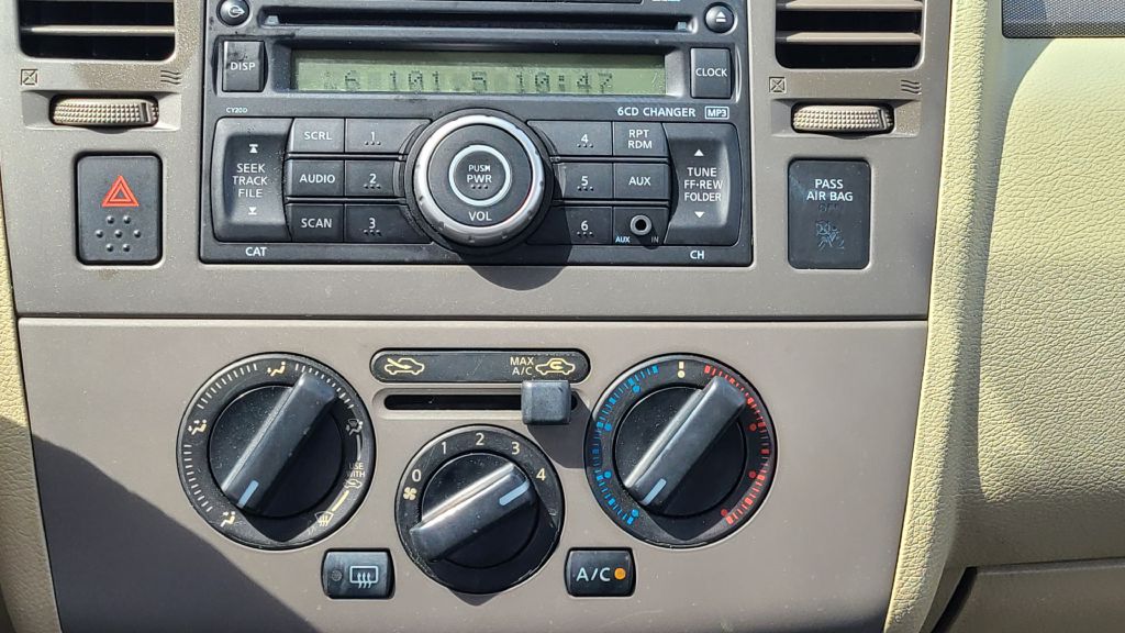 Photo 10 of this NISSAN VERSA