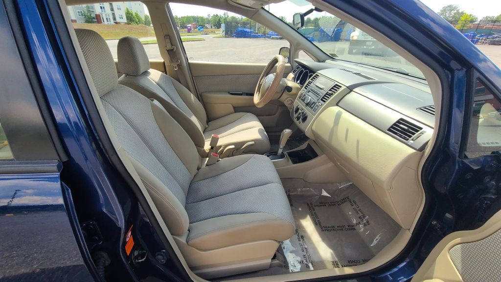 Photo 12 of this NISSAN VERSA