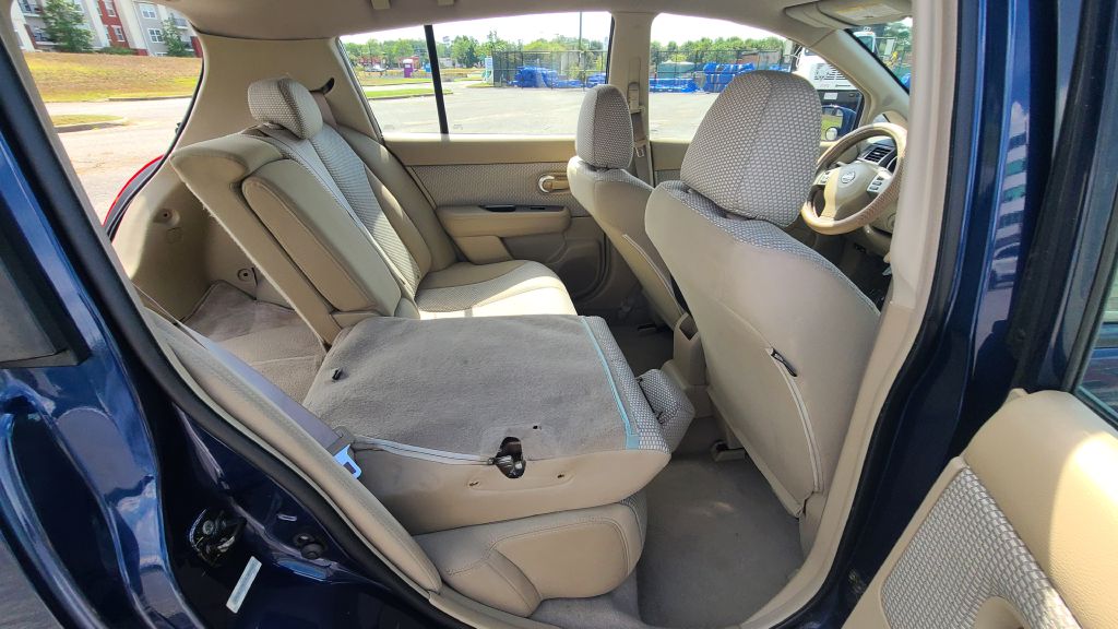Photo 13 of this NISSAN VERSA