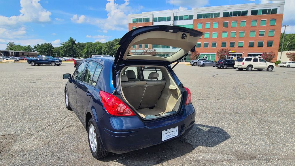 Photo 32 of this NISSAN VERSA