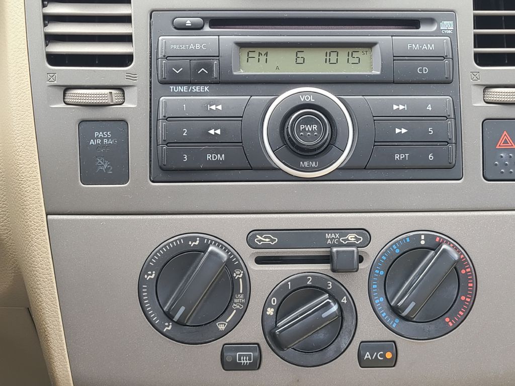 Photo 12 of this NISSAN VERSA