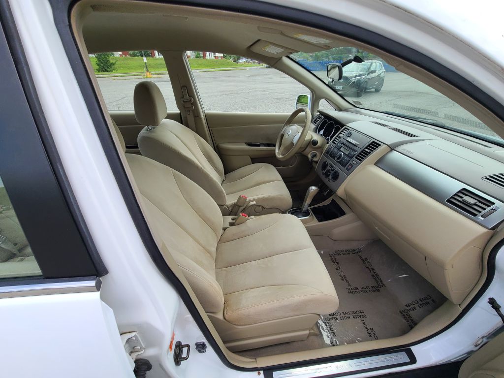 Photo 31 of this NISSAN VERSA