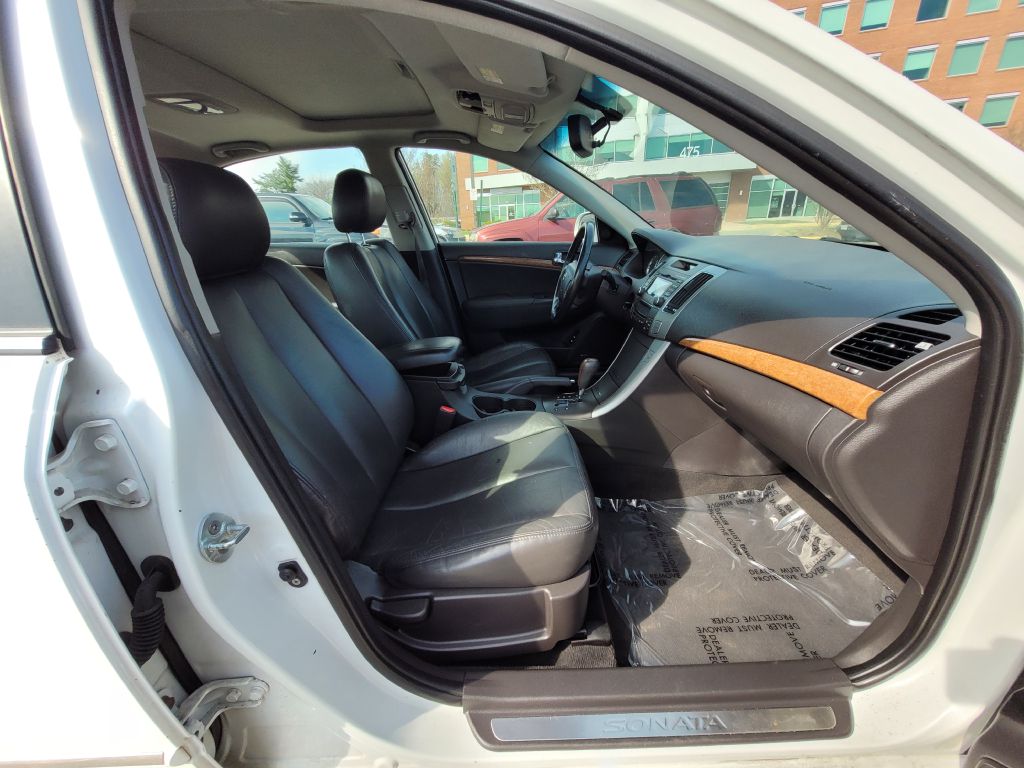 Photo 15 of this HYUNDAI SONATA