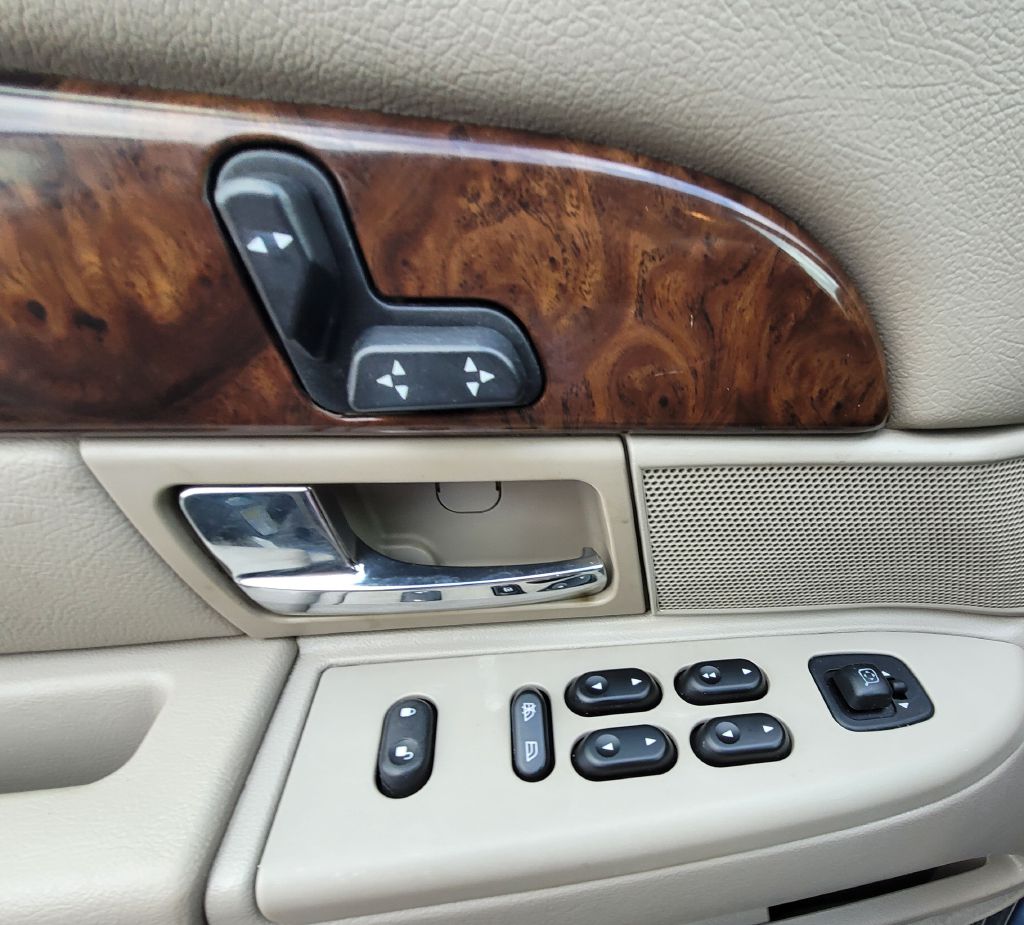 Photo 10 of this MERCURY GRAND MARQUIS