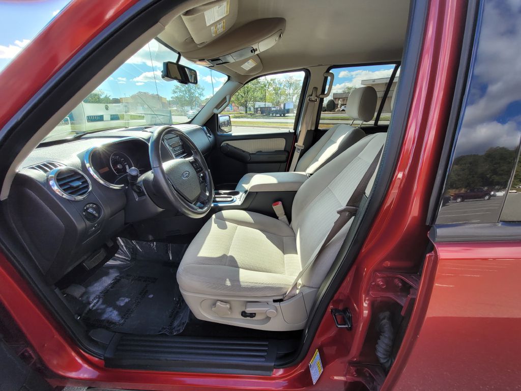Photo 11 of this FORD EXPLORER