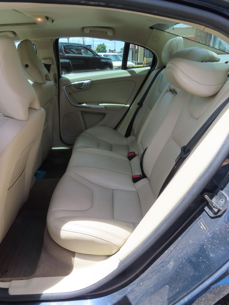 Additional photo of vehicle.