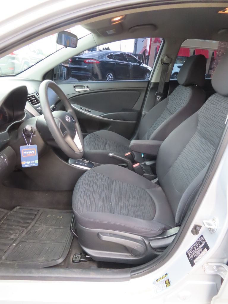 2017 Hyundai Accent SE - Photo 8