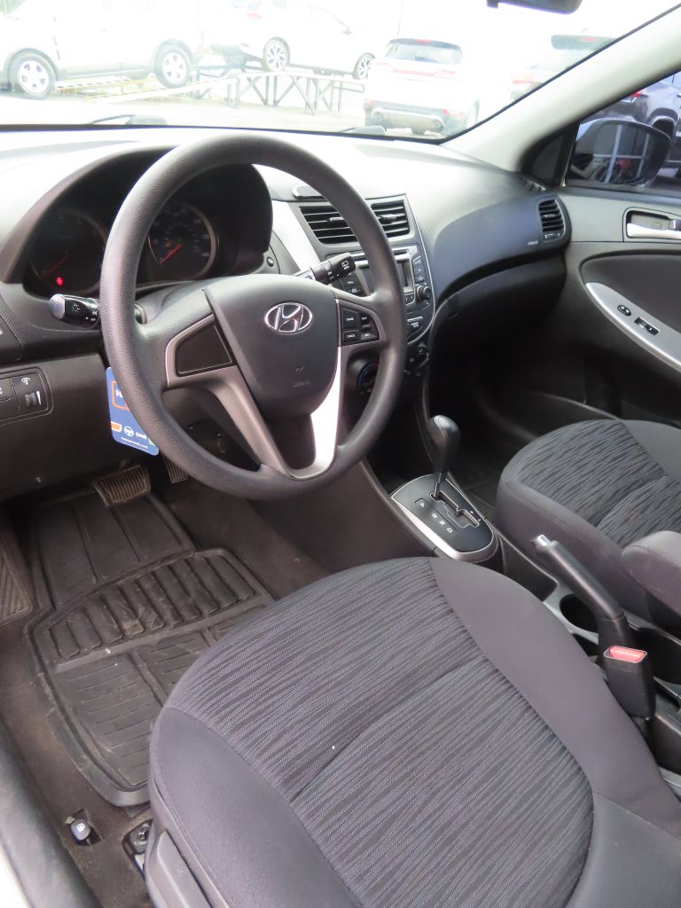 2017 Hyundai Accent SE - Photo 9