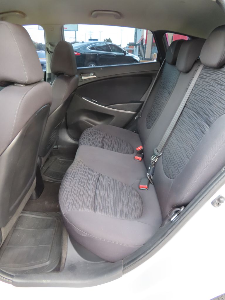 2017 Hyundai Accent SE - Photo 10