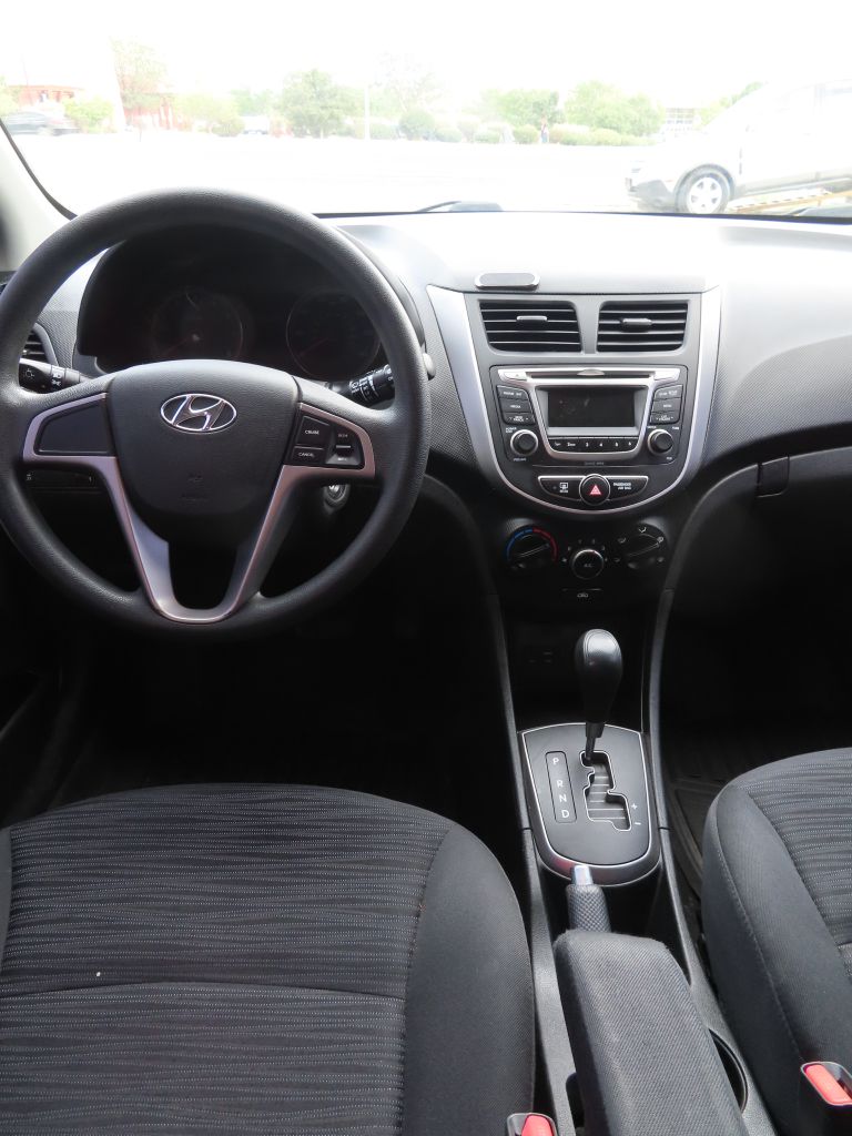 2017 Hyundai Accent SE - Photo 11