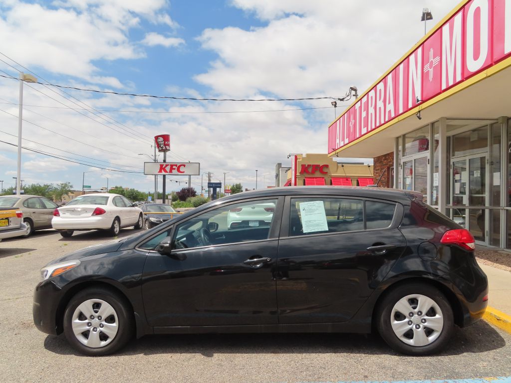 2017 Kia Forte5 LX photo 2