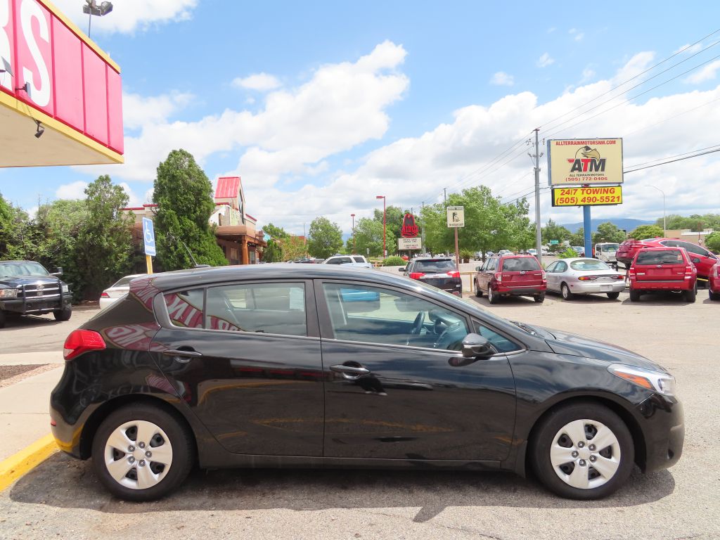 2017 Kia Forte5 LX photo 4