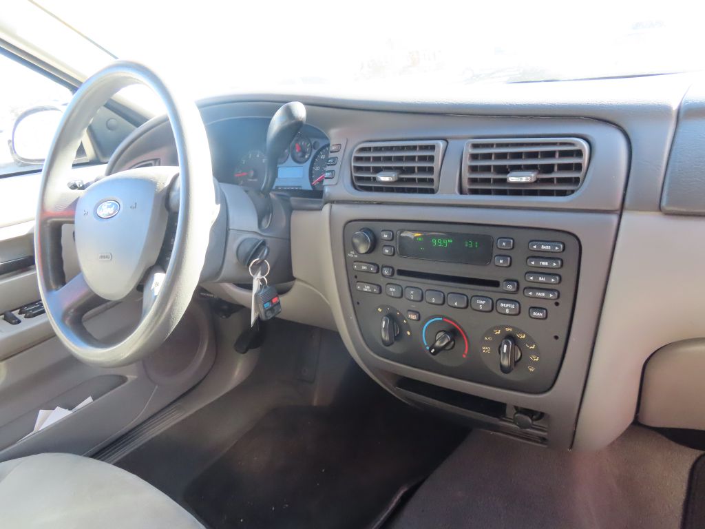 2006 Ford Taurus SE photo 8